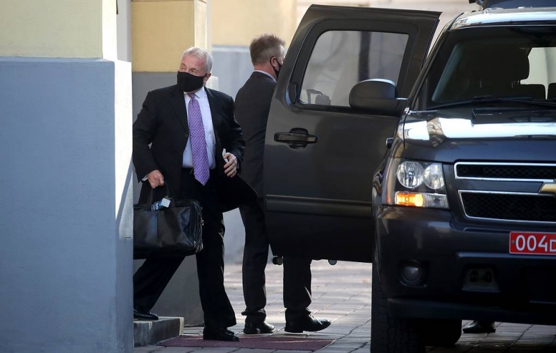 Посол США в Москве выехал с багажом из резиденции