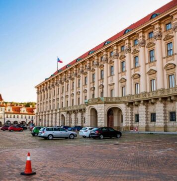 Прага сократит штат российского посольства до численности чешского в Москве