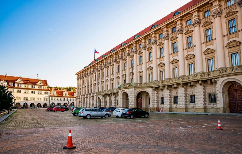 Прага сократит штат российского посольства до численности чешского в Москве

