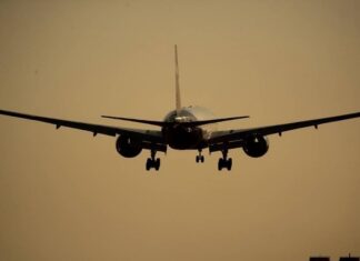 Самолет Azur Air, экипаж которого сообщил о разгерметизации кабины, сел в аэропорту Сочи