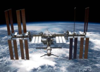 Три члена экипажа МКС вернулись на землю