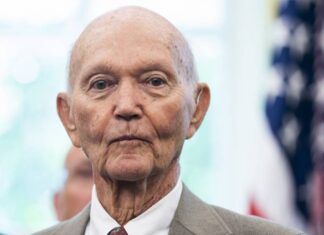 Умер астронавт Майкл Коллинз. Он участвовал в первом полете с высадкой на Луну