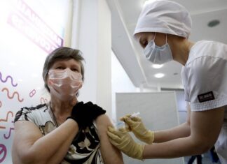 В Москве от коронавируса привились около 400 тыс. жителей старшего возраста