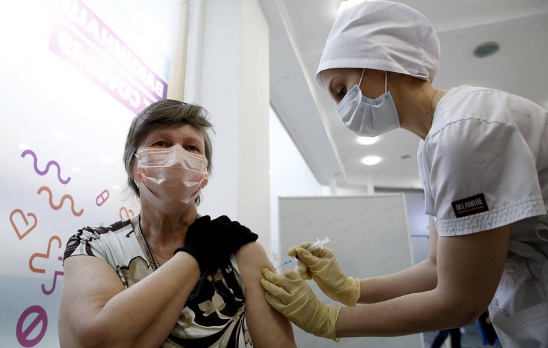 В Москве от коронавируса привились около 400 тыс. жителей старшего возраста

