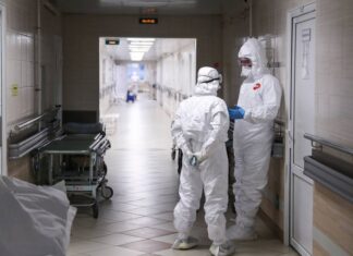 В России за сутки выявили 8 053 заразившихся коронавирусом. Это минимум за семь месяцев