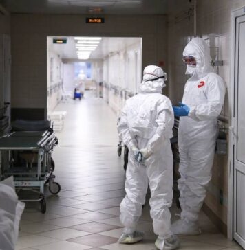 В России за сутки выявили 8 053 заразившихся коронавирусом. Это минимум за семь месяцев