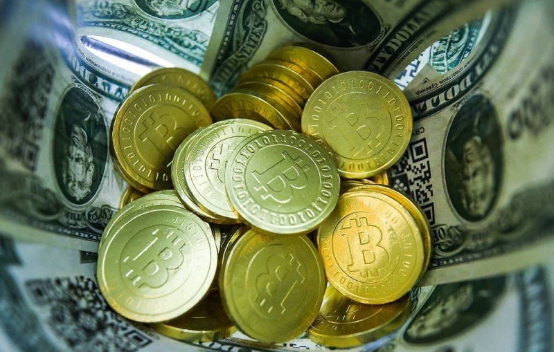 Биткойн снижается более чем на 10%