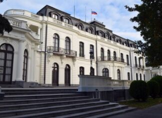 Чехию покинули 54 сокращенных сотрудника посольства России