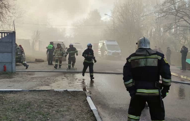 Четыре человека погибли при пожаре в сварочном цехе в Мытищах