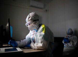 Глава ВОЗ заявил, что заболеваемость и смертность от COVID-19 вышли в мире на плато