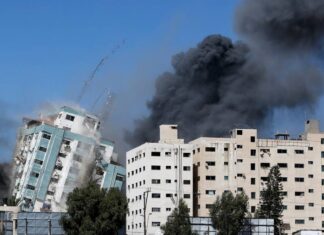 Израиль ударом ракет разрушил 11-этажное здание в Газе, где располагались офисы СМИ