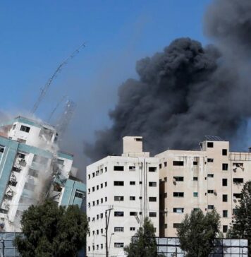 Израиль ударом ракет разрушил 11-этажное здание в Газе, где располагались офисы СМИ