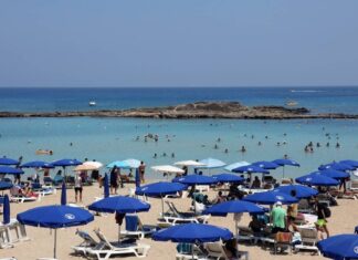 Кипр смягчил правила въезда для вакцинированных от коронавируса