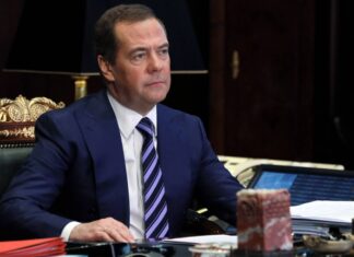 Медведев объяснил свою реплику о том, что вакцинация может иногда быть обязательной