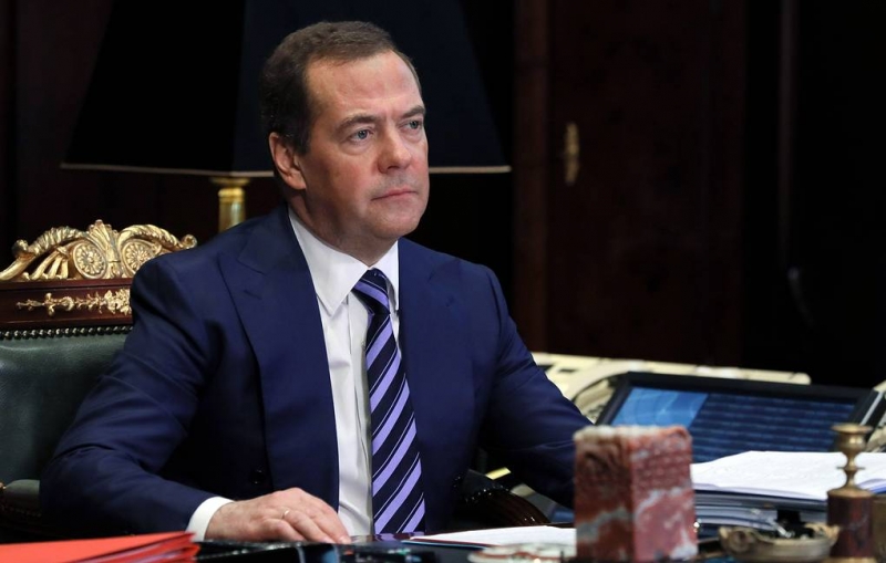 Медведев предложил определить в России единый статус многодетной семьи

