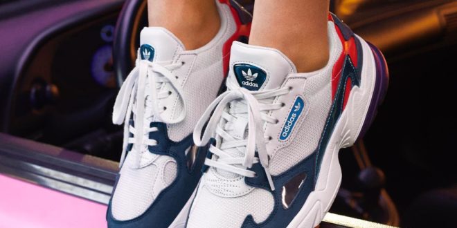 С чем носить и где купить женские кроссовки