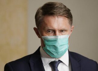 Мурашко призвал россиян не ждать третьей волны пандемии, а прививаться