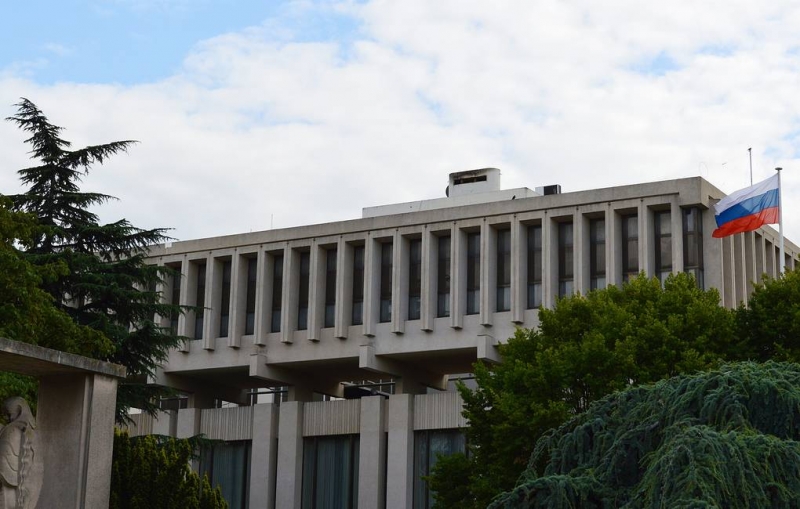 Посольство РФ во Франции проверяет информацию СМИ о задержании четырех выходцев из России

