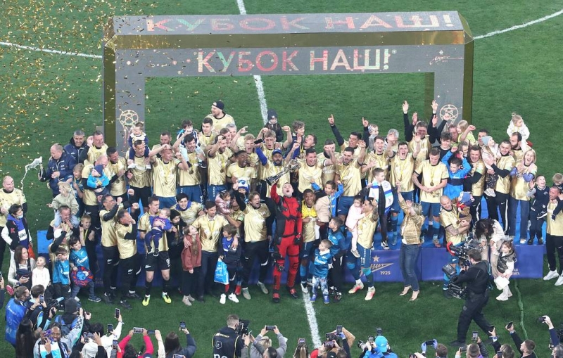 Разгром и титул.
"Зенит" первым в истории выиграл Российскую премьер-лигу три раза подряд