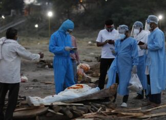 СМИ: десятки тел умерших от COVID-19 обнаружили в реке Ганг в Индии