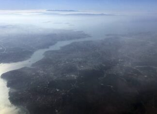 СМИ: движение судов через Босфор приостановлено из-за аварии танкера