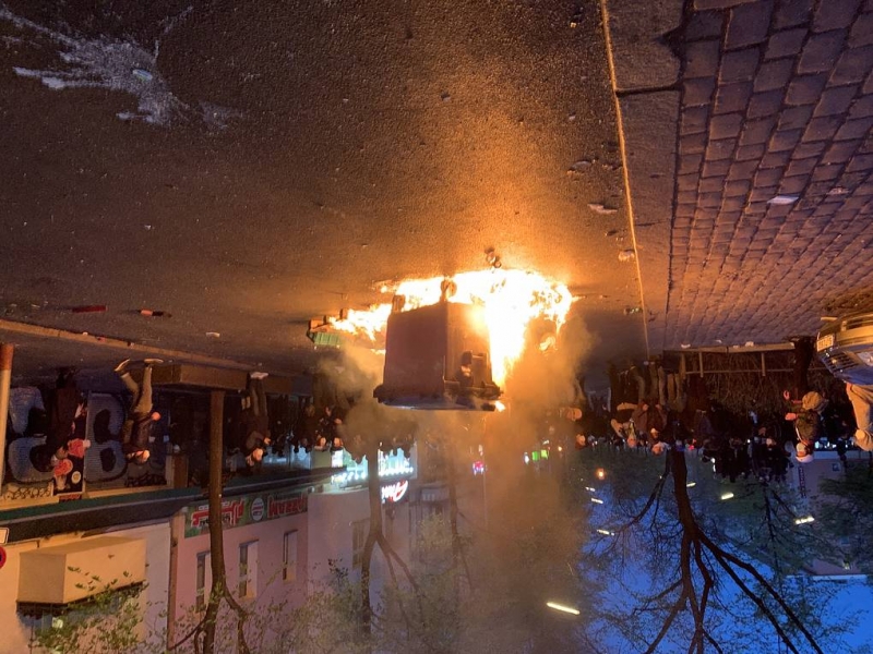 В Берлине радикалы забросали бутылками полицию

