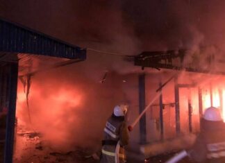 В Центральном районе Сочи загорелись торговые павильоны