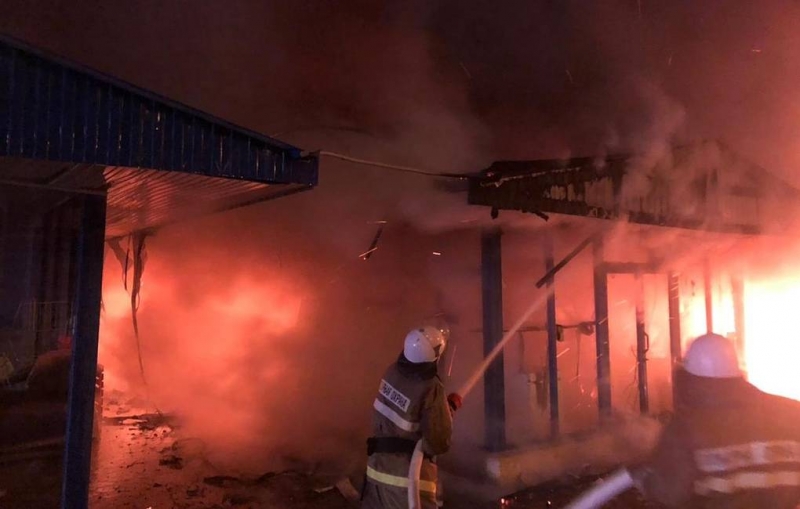 В Центральном районе Сочи загорелись торговые павильоны