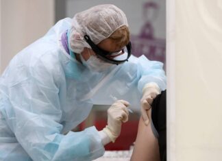 В центре Чумакова не исключают трехкратную вакцинацию от коронавируса «Ковиваком»