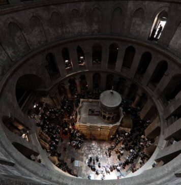 В Иерусалиме сошел Благодатный огонь