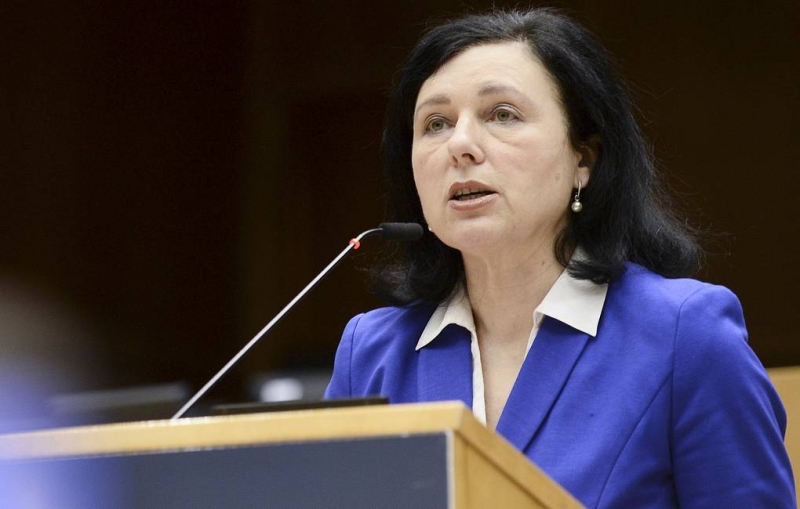 Замглавы ЕК Вера Юрова связала введенные против нее санкции РФ с инцидентом во Врбетице