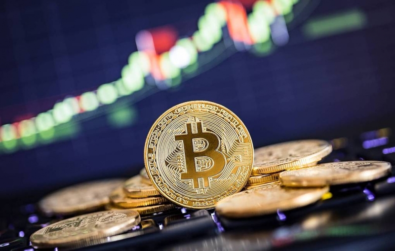 Биткойн снизился более чем на 10%