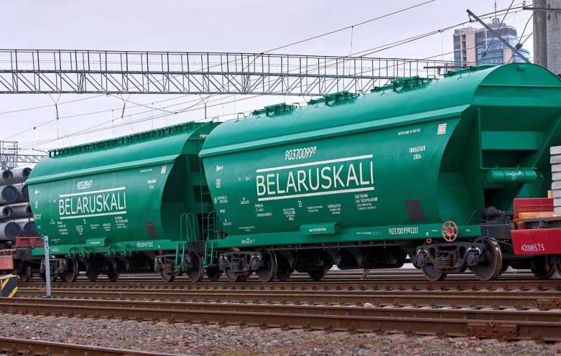 ЕС ввел экономические санкции против Белоруссии, не затронув экспорт бензина и дизеля

