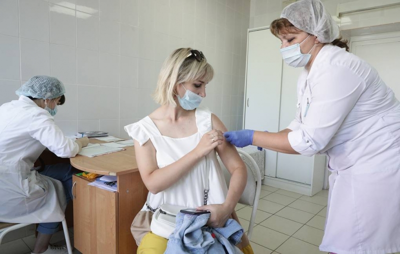 Гинцбург заявил, что из-за мутаций коронавируса прививаться нужно каждые полгода

