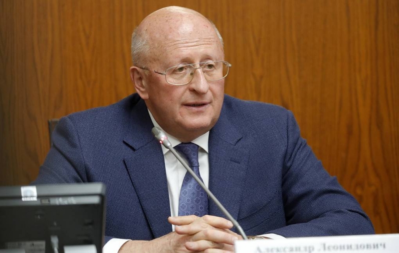 Гинцбург заявил, что изменение вакцины при мутации коронавируса может занять неделю