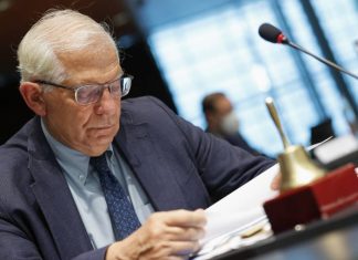 Лидеры 27 стран ЕС поручили Боррелю подготовить варианты санкций против России