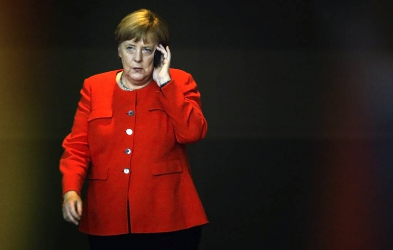 Меркель заявила Путину, что благодарна за "руку примирения" после преступлений нацистов