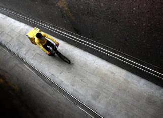 Обязательную вакцинацию в Москве распространили на сферу доставки