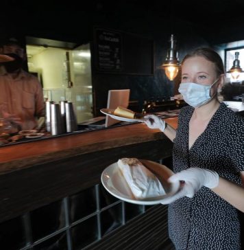 Омбудсмен заявил, что власти Москвы не разрешали отстранять работников без прививки