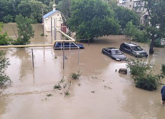 «Проще на лодке, чем на автобусе». Крымчане показали подтопленные улицы после ливней