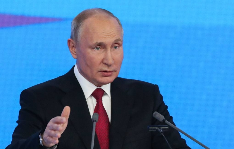 Путин пообещал продолжить выплаты медикам за борьбу с коронавирусом

