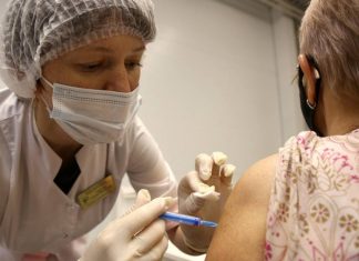 Роспотребнадзор рекомендовал соблюдать меры предосторожности после вакцинации