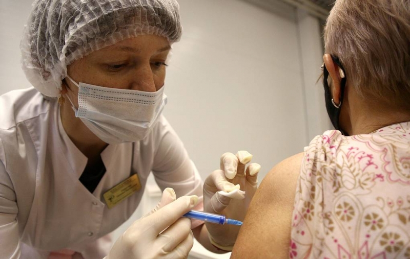 Роспотребнадзор рекомендовал соблюдать меры предосторожности после вакцинации