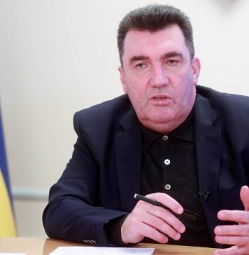 Совбез Украины ввел санкции против лиц, «аффилированных со спецслужбами РФ»