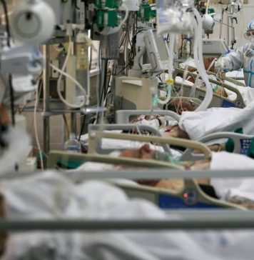 В России за сутки выявили 12 505 заразившихся коронавирусом. Это максимум с 22 февраля