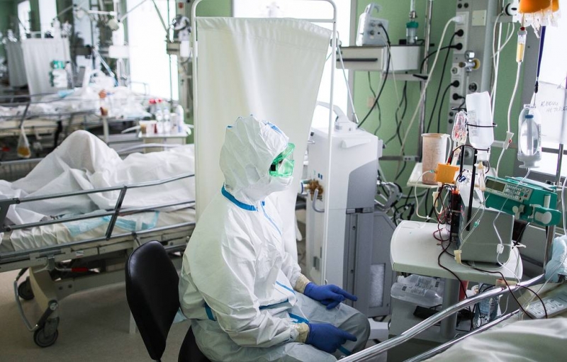 В России за сутки выявили 9 977 случаев заражения коронавирусом. Это максимум с 14 марта