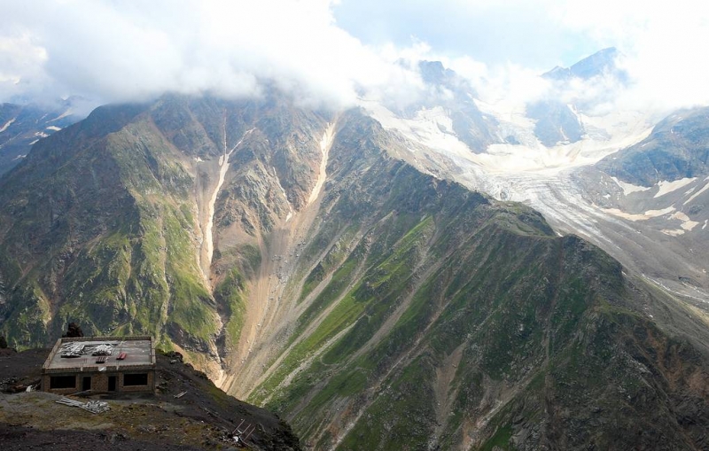 Автомобиль сорвался с фуникулера в горах Кабардино-Балкарии

