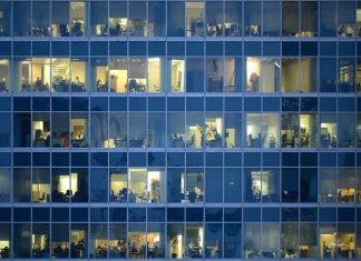 Больше половины россиян не удовлетворены своей зарплатой