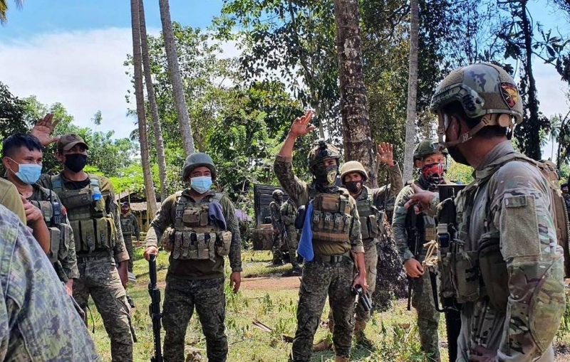 Число погибших при падении военного самолета на Филиппинах возросло до 45

