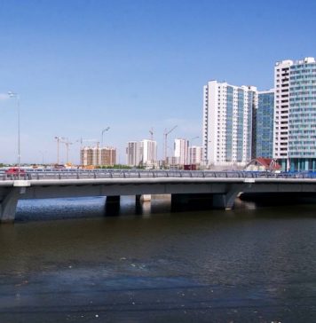 Девять человек пострадали при опрокидывании лодки в Петербурге